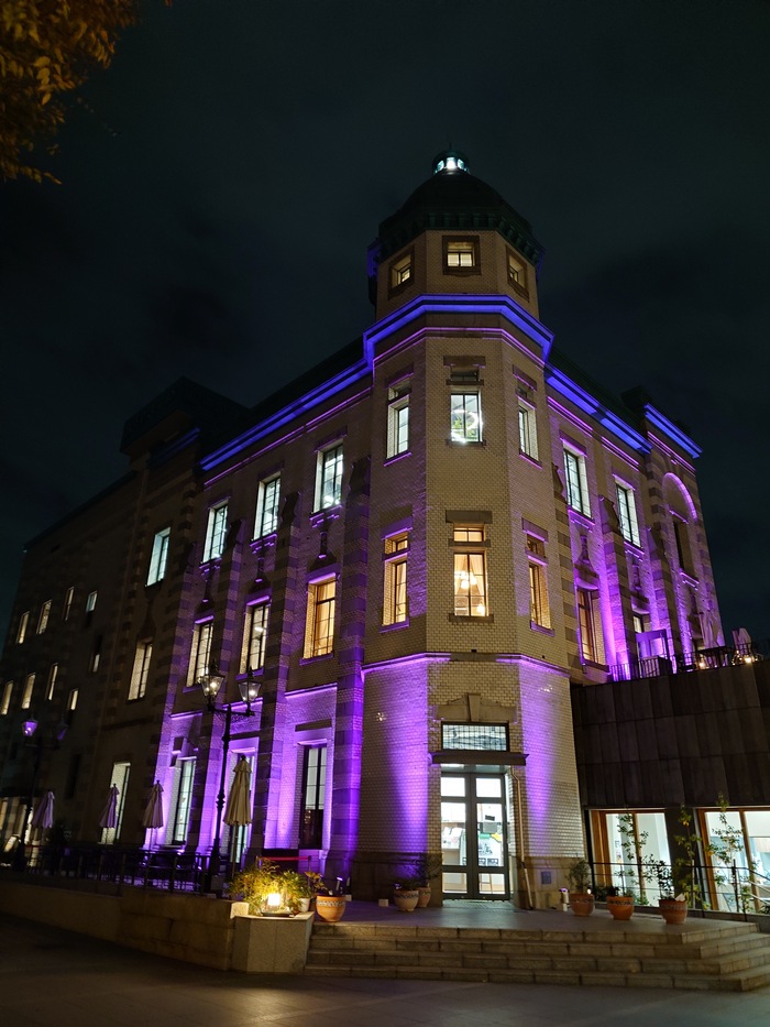 写真:りそなコエドテラスのパープル・ライトアップの様子