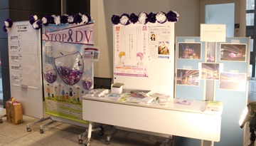 写真:啓発ポスターやグッズの展示