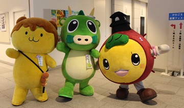 写真:ポーズを取るキャラクターの着ぐるみ3体