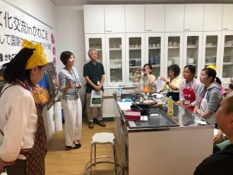 写真：タイの食文化を学ぶ人々の様子
