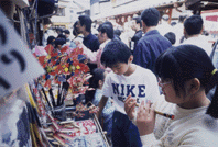 写真：店先をのぞく観光客