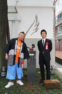 写真：つばさ記念碑