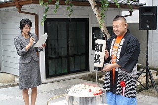 写真：脇さんの誕生日を祝う様子