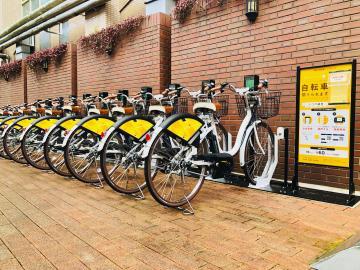 写真：自転車シェアリングの自転車と駐輪場