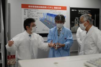 写真:研究所内説明