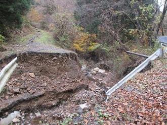 写真:復旧前の通路の状況