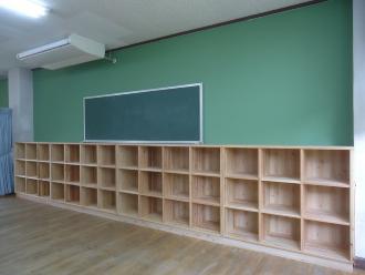 写真:学童保育室への木質整備ロッカー取替修繕