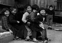 写真：土門拳《笑う子　東京・江東》
