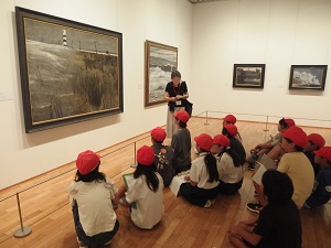 写真：相原求一朗記念室　鑑賞ファシリテーター