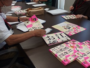 写真：ポスター・チラシの発送作業