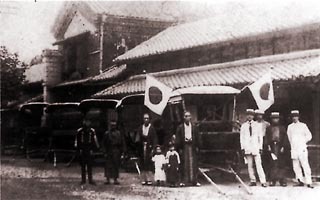 写真:佐久間軒と乗合馬車の客車