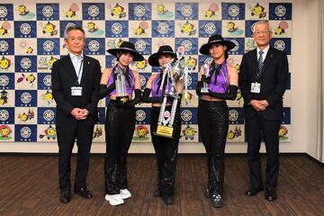 写真：ダンスチームVIOLETの記念撮影