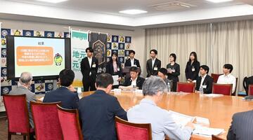 写真：報告会プレゼンの様子