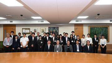 写真：報告会の様子
