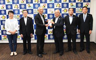 写真：寄附金受領式の様子