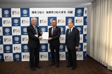 写真:答申書を手渡す様子