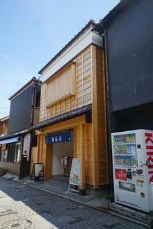 写真：菓子屋横丁簓子下見板張店舗2