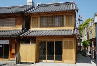 写真：路地入り口に建つ木造町家店舗1