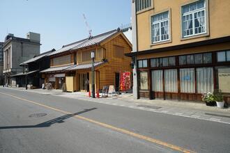 写真：路地入り口に建つ木造町家店舗2