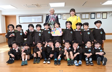 写真：ひまわり幼稚園表敬訪問の様子