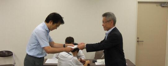写真：諮問書を手交する様子