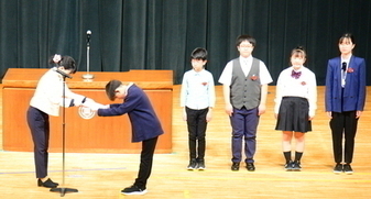 小学生高学年の表彰式の写真