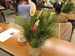 写真:体験教室で作るお正月飾り(ミニ門松)