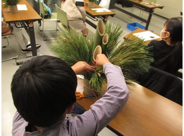 正月飾り作り体験をしている様子の写真