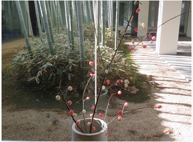 博物館に飾られたまゆ玉飾りの写真（1枚目）