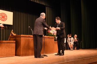 川越奏和奏友会吹奏楽団の表彰の様子