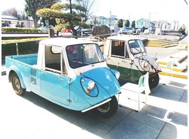 昭和の自動車が博物館エントランスに展示されている様子の写真