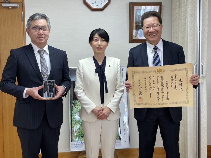 写真：左側に表彰楯を持つ川越町並み委員会 副委員長、中央に森田市長、右側に表彰状を持つ川越町並み委員会 委員長が並んで写真撮影をしている様子