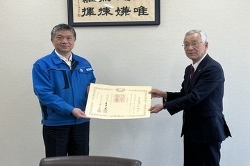 賞状をお渡ししている様子