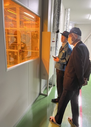 工場見学している様子