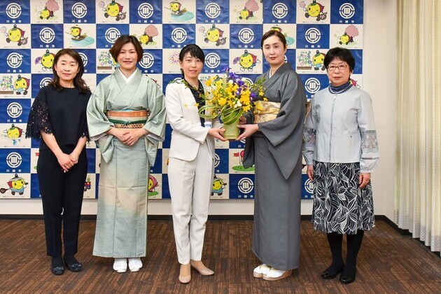 写真：妙昌寺いけばな教室の皆様と森田市長