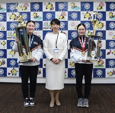 写真：尚美学園大学女子チアダンス部表敬訪問の様子（1枚目）