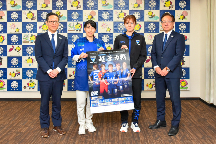 写真：吉田莉胡選手、株式会社エルフェンスポーツクラブの皆様と森田市長