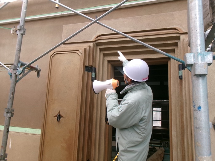 観音扉の装飾について解説する職員の写真