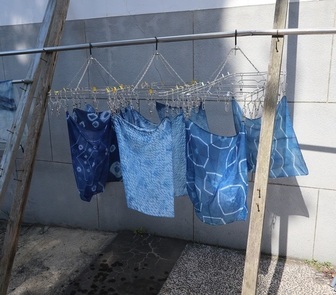藍で染めたハンカチを干している様子の写真