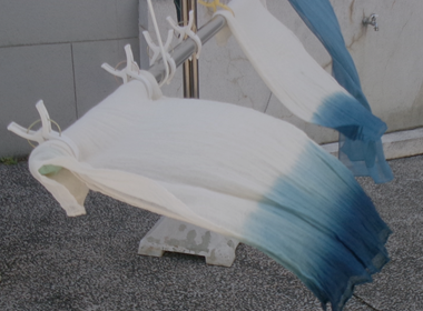 藍で染めたストールを干している様子の写真