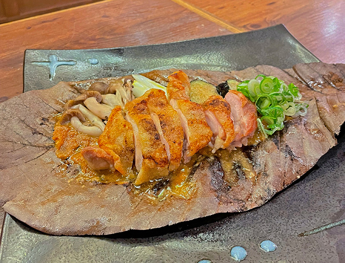 写真：彩の匠鶏朴葉味噌焼き