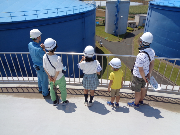 配水池を見学している写真