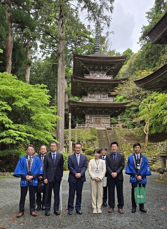 写真：小浜市明通寺三重塔前での記念撮影