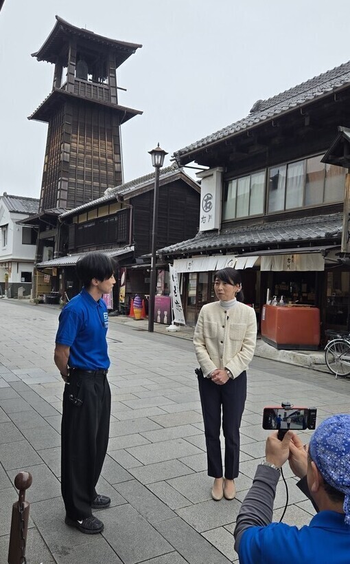 写真：NPO法人英語の通じる街実行委員会からの取材を受けている様子