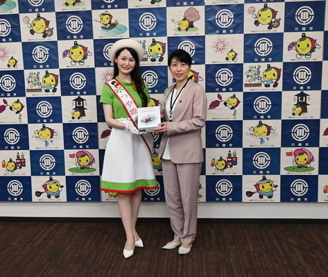 写真：つや姫レディとの記念写真