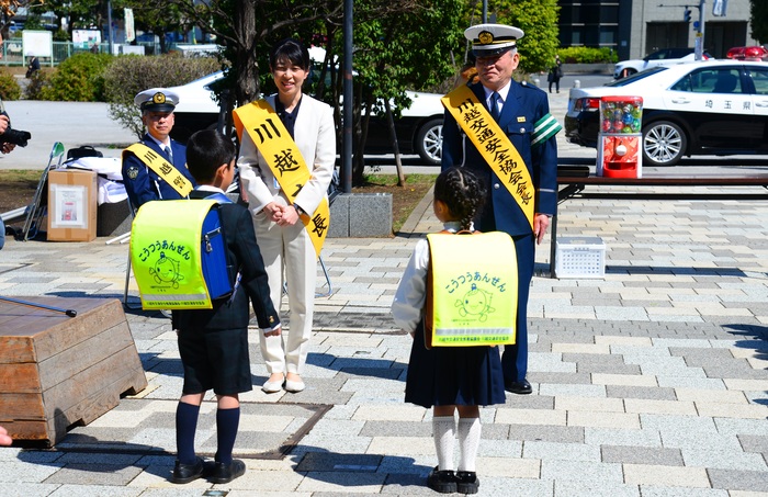 写真：ランドセルカバーを小学生に渡す森田市長