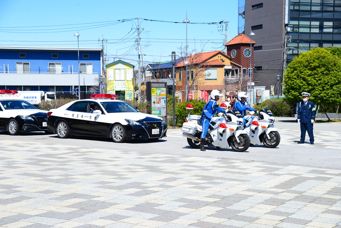 写真：白バイやパトカーが出発する様子