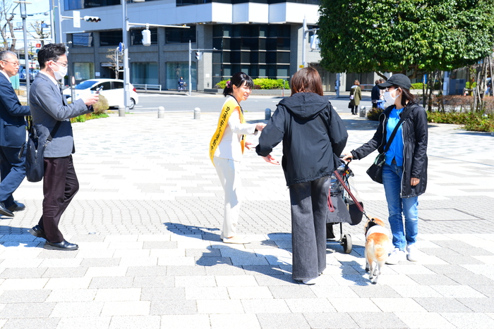 写真：交通安全の啓発活動を行う森田市長