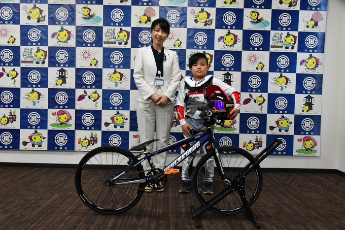 写真：栗原叶羽さんと森田市長