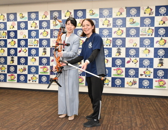 写真：宮田悦子さんと森田市長